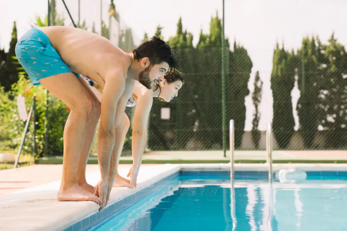 Piscina cristalina sin algas tras mantención preventiva